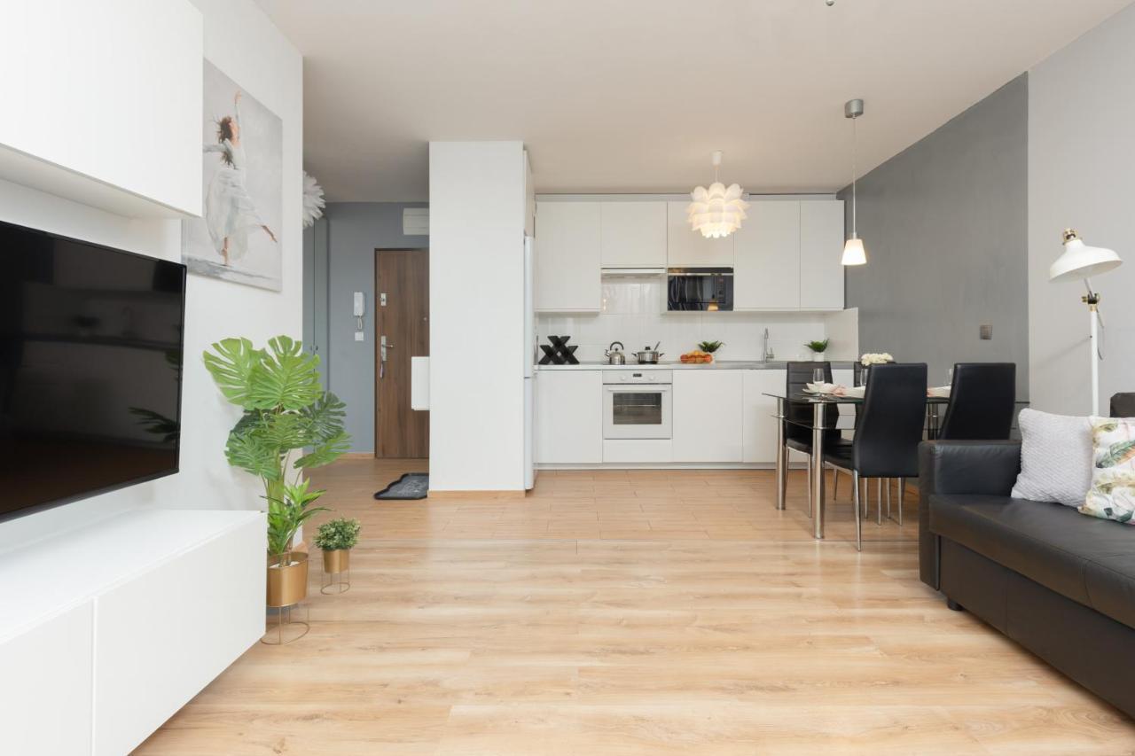 Wawrzyszewska By Renters Apartment